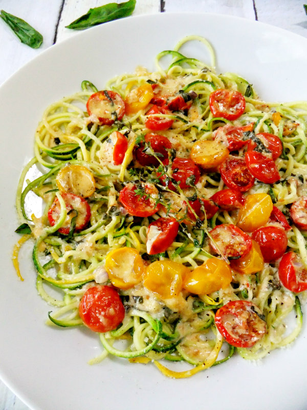 zucchini noodles with tomatoes and cream