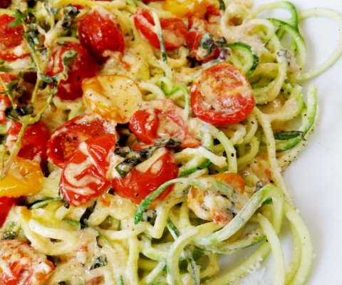zucchini noodles with tomatoes and cream