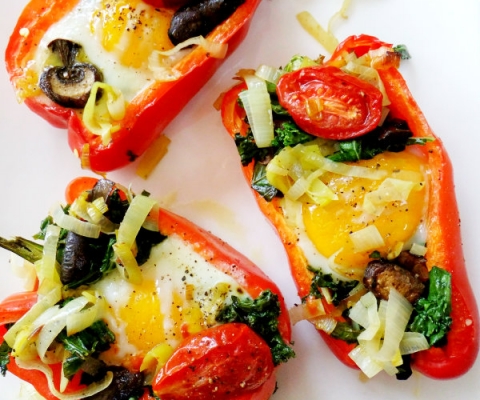 baked eggs in pepper cups