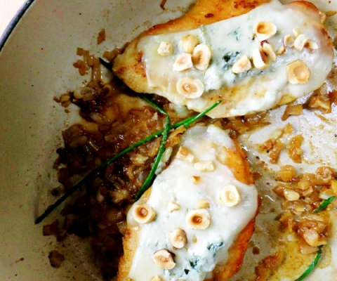 chicken with gorgonzola and hazelnuts