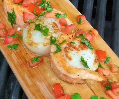 salmon wrapped jumbo scallops